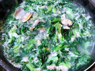 小白菜蚬子汤,最后放入盐和味精调味均匀撒上葱花提鲜即可出锅享用