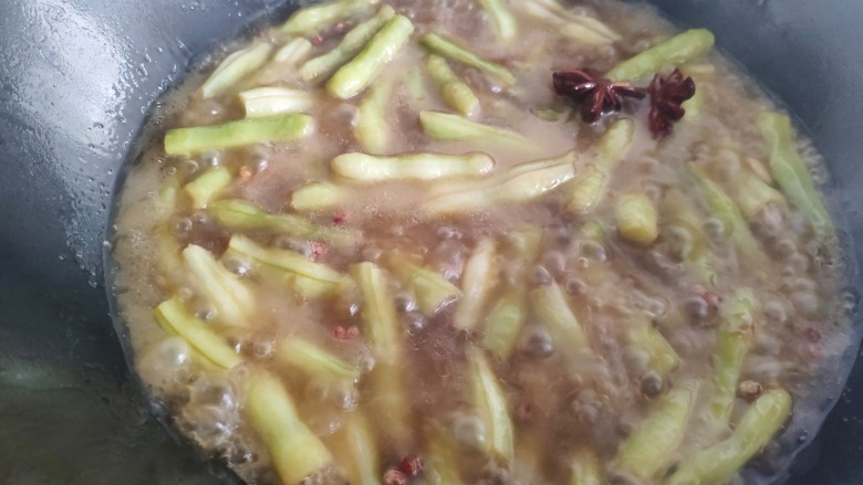芸豆炖土豆,揭开锅盖后锅里的水变少，芸豆也差不多快熟了。