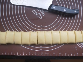 香煎花卷,折叠好以后，切成等宽的小段