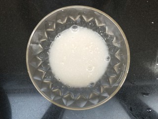 香煎花卷,干酵母用温水化开，白糖也放进去融化，静置几分钟