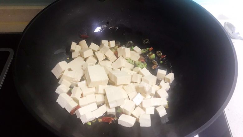10分钟快手菜  茴香烧豆腐,加入豆腐