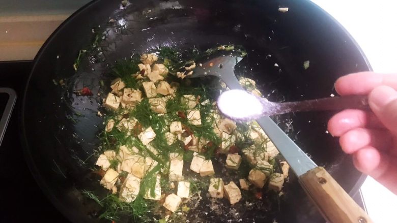 10分钟快手菜  茴香烧豆腐,加入精盐调味