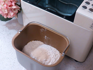 全麦红糖吐司（一键式）+金枪鱼芹菜三明治,按先液体后粉类秩序放入面包机桶内