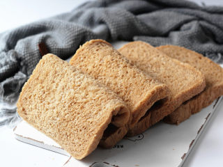 全麦红糖吐司（一键式）+金枪鱼芹菜三明治,等面包放至和手的温度差不多，就可以切片了
