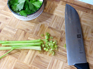 全麦红糖吐司（一键式）+金枪鱼芹菜三明治,下面制做三明治.芹菜茎叶分开清洗干净。把芹菜茎切成小段