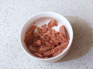 全麦红糖吐司（一键式）+金枪鱼芹菜三明治,将经过滤油处理的罐头金枪鱼肉放入碗中