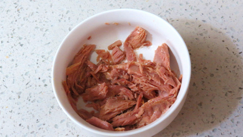 全麦红糖吐司（一键式）+金枪鱼芹菜三明治,将经过滤油处理的罐头金枪鱼肉放入碗中