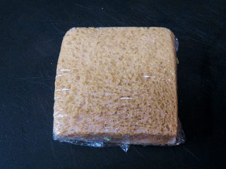全麦红糖吐司（一键式）+金枪鱼芹菜三明治,再用一片吐司片覆盖上稍稍按压一下后，用保鲜膜包裹好