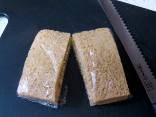 全麦红糖吐司（一键式）+金枪鱼芹菜三明治,用刀一切为二，一个营养健康的吐司就完成了