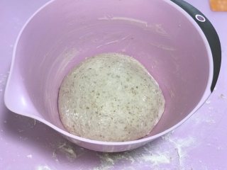 全麦奶酪果仁软欧(老面法）,所有材料按照糖盐黄油冰水面粉酵母老面的顺序投入面包机或厨师机里和面15-25分钟（厨师机大概10-15分钟）。