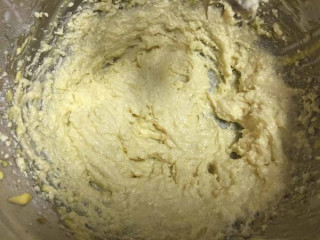全麦奶酪果仁软欧(老面法）,松弛面团期间可以制作奶酪馅：奶油奶酪软化，把全部材料拌均匀即可。