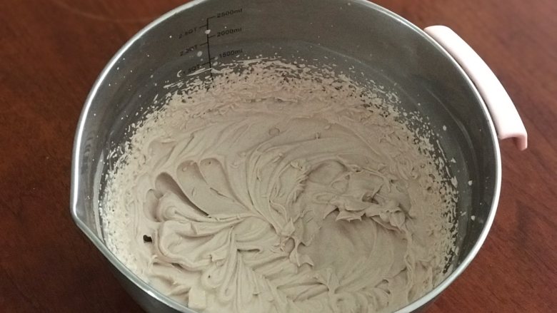 梦龙蛋糕卷,淡奶油加糖和可可粉打发至九分发。