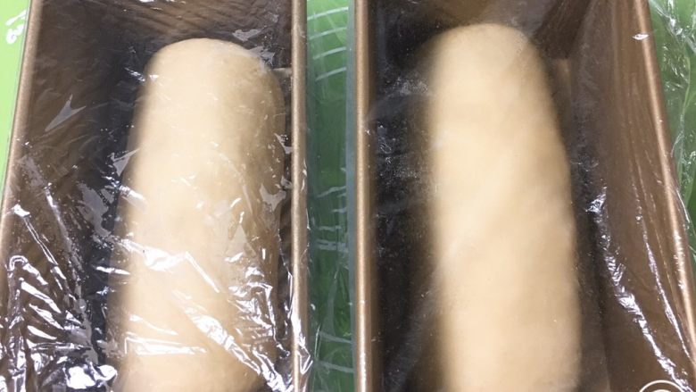 火腿片双吐司,依次放入吐司盒，盖上保鲜膜。