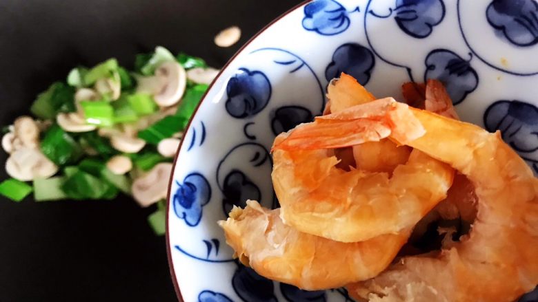 青菜口蘑虾干汤,加入虾干
