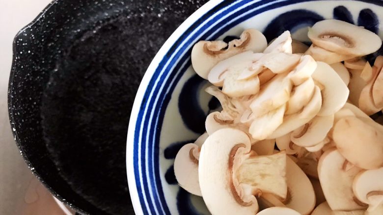 青菜口蘑虾干汤,水开后下口蘑