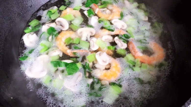 青菜口蘑虾干汤,大火烧开之后转小火，煮5.6分钟，不要盖锅盖，不然青菜会变黄