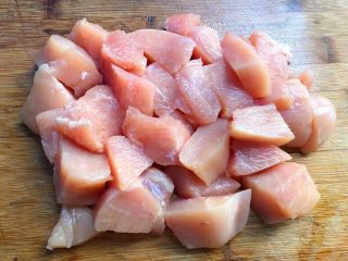 黑胡椒鸡块,首先把鸡胸肉解冻，然后切块待用。