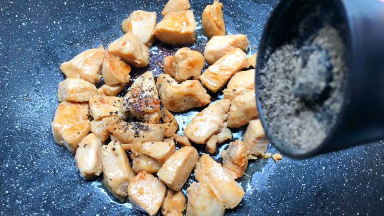 黑胡椒鸡块,鸡块煎好以后，放入适量现磨黑胡椒碎。
