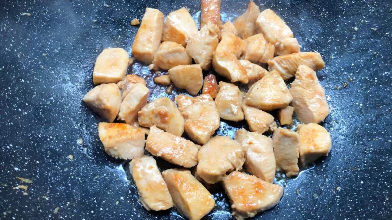 黑胡椒鸡块,把一面煎至金黄，再翻另一面继续煎制，直到鸡块煎熟为止。