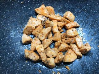 黑胡椒鸡块,把鸡块翻炒均匀，即可出锅。