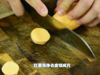桂花红薯年糕汤,红薯洗净去皮切成片。