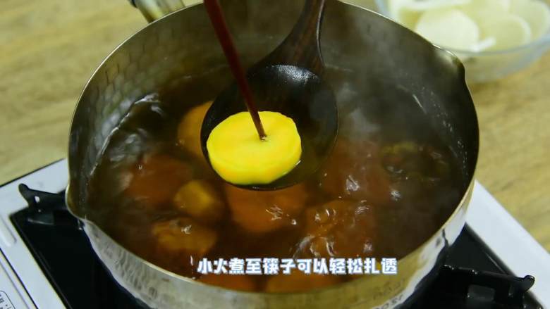 桂花红薯年糕汤,小火煮至筷子可以轻松扎透。