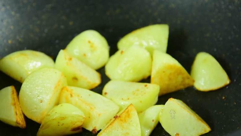 土豆这么做又香又糯，夹着肉香，超好吃,留底油将土豆煎至微焦。