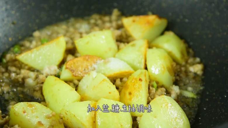 土豆这么做又香又糯，夹着肉香，超好吃,将肉末回锅炒匀，加入盐、糖、生抽调味。