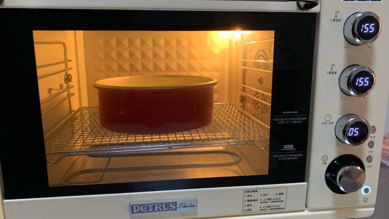 菠菜戚风8寸,放入预热好的烤箱中，中下层，155度烘烤60分钟。