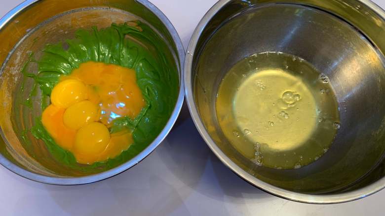 菠菜戚风8寸,分离蛋黄和蛋清，装蛋清的盆一定要无油无水，蛋黄直接加入到菠菜面糊中。