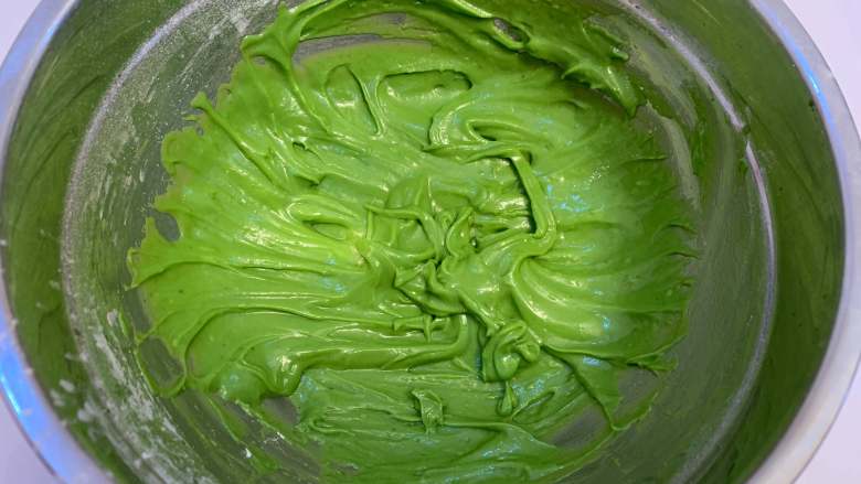 菠菜戚风8寸,筛入低筋面粉，用手动打蛋器画“Z”字型搅拌至无干粉。