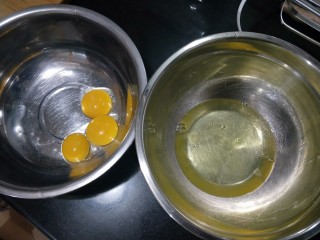 6寸烟囱戚风蛋糕,3个鸡蛋，蛋清，蛋黄分离，盛蛋清的盆要是无油无水干的。