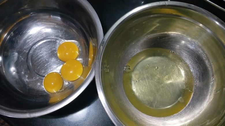 6寸烟囱戚风蛋糕,3个鸡蛋，蛋清，蛋黄分离，盛蛋清的盆要是无油无水干的。