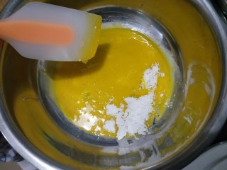 6寸烟囱戚风蛋糕,蛋黄搅散，加入15克白糖，再加入玉米油，牛奶切拌均匀