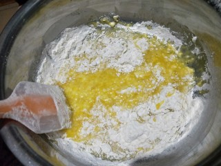 6寸烟囱戚风蛋糕,最后筛入低筋面粉，切拌均匀，不要画圈搅拌，以防起筋