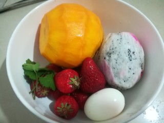 五彩斑斓水果沙拉,洗好水果