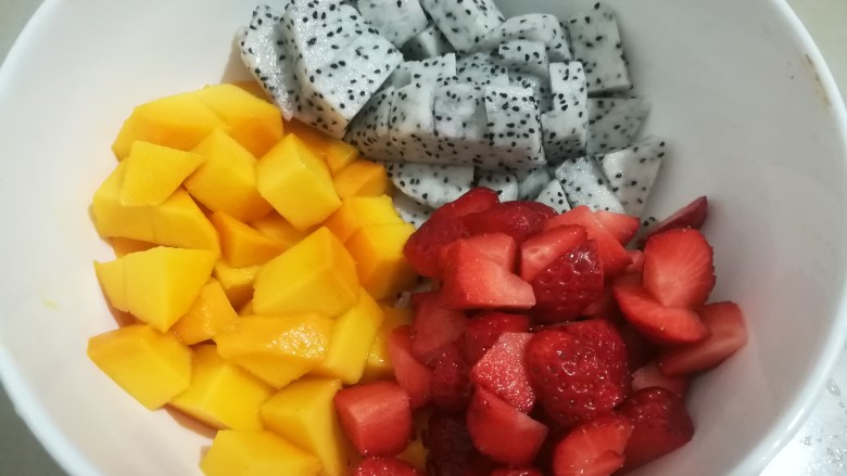 五彩斑斓水果沙拉,水果切丁