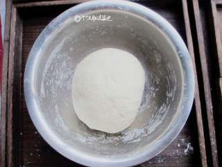 刀切小馒头,将面粉和糖粉混合，将10克温水融合的干酵母慢慢倒入，用筷子搅拌成絮状，然后加入牛奶，一起揉成光滑的面团。