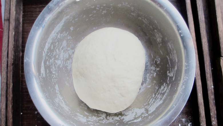 刀切小馒头,将面粉和糖粉混合，将10克温水融合的干酵母慢慢倒入，用筷子搅拌成絮状，然后加入牛奶，一起揉成光滑的面团。