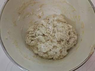 榴莲饼,搅成雪花状，用手揉成团