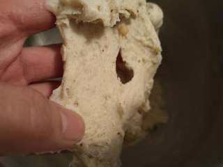 榴莲饼,将面团放厨师机中，揉至扩展阶段