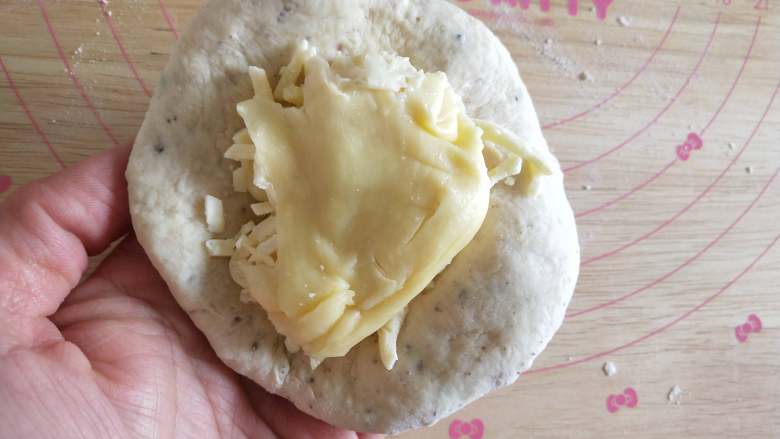 榴莲饼,松弛好的面团按扁，包入马苏里拉奶酪和榴莲（有能力包好可以多放一些馅料在里边）
