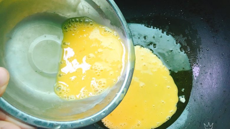 家常菜+西红柿炒鸡蛋,锅中倒入适量外婆乡小榨菜籽油，当油温达到七成热的时候，将搅拌好的鸡蛋液放入锅中