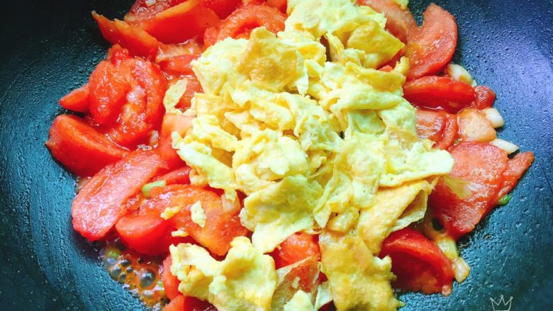 家常菜+西红柿炒鸡蛋,再倒入刚刚炒好的鸡蛋，大火快速的翻炒，最后加入适量的食用盐，
