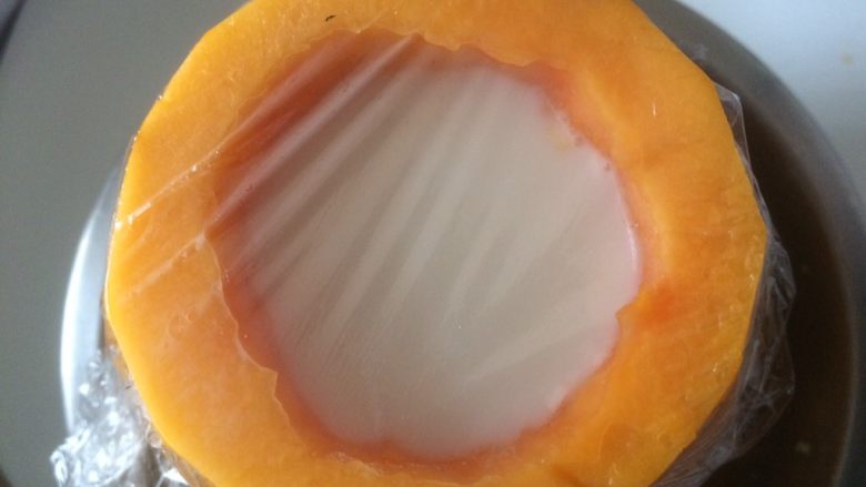 木瓜椰奶冻,包上保鲜膜或者盖上之前切出的木瓜盖，最后发冰箱冷藏，冷藏至少五个小时；