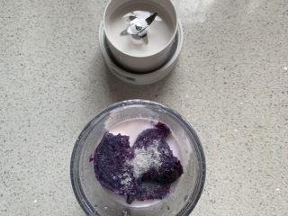 紫薯思慕雪,紫薯、牛奶、糖放入果汁机