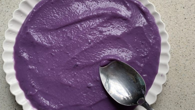 紫薯思慕雪,用勺子稍微抹一下
