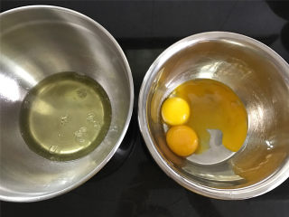 黑芝麻米粉杯子蛋糕,先把3个鸡蛋的蛋清和蛋黄分别打入无水无油的打蛋盆中。