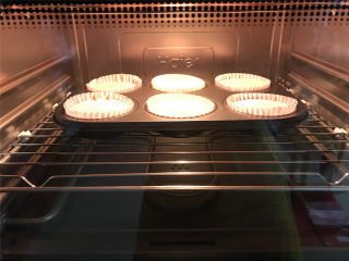 黑芝麻米粉杯子蛋糕,放入预热好的烤箱，中层，上下火170度，20-30分钟左右即可。
