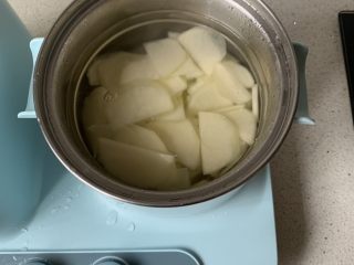 凉拌土豆片,开水中烫一下，断生